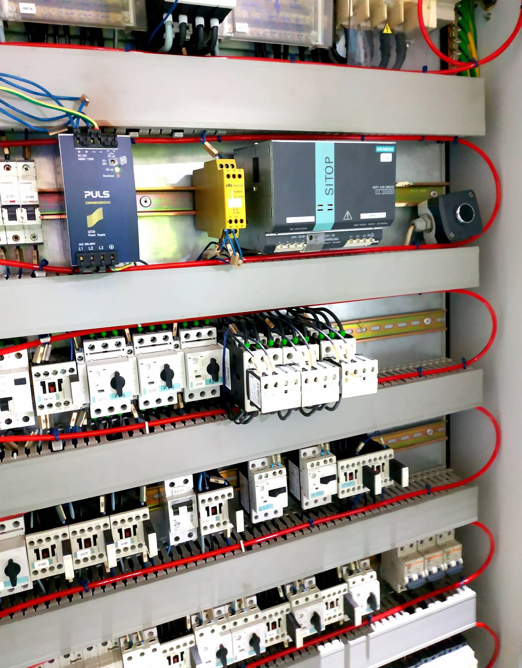 Tube thermique Réflex O Feu courant sur les rangées d'une armoire électrique